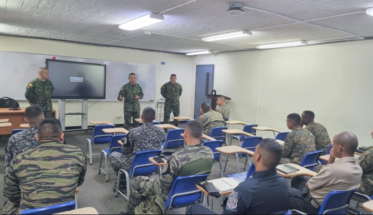 Escuela de Comunicaciones Militares fortalece capacidades en planeamiento de redes de comunicaciones en Panamá